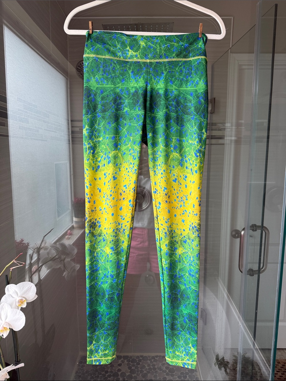 PELAGIC Women's Maui Leggings in the "Hex Dorado Green" pattern